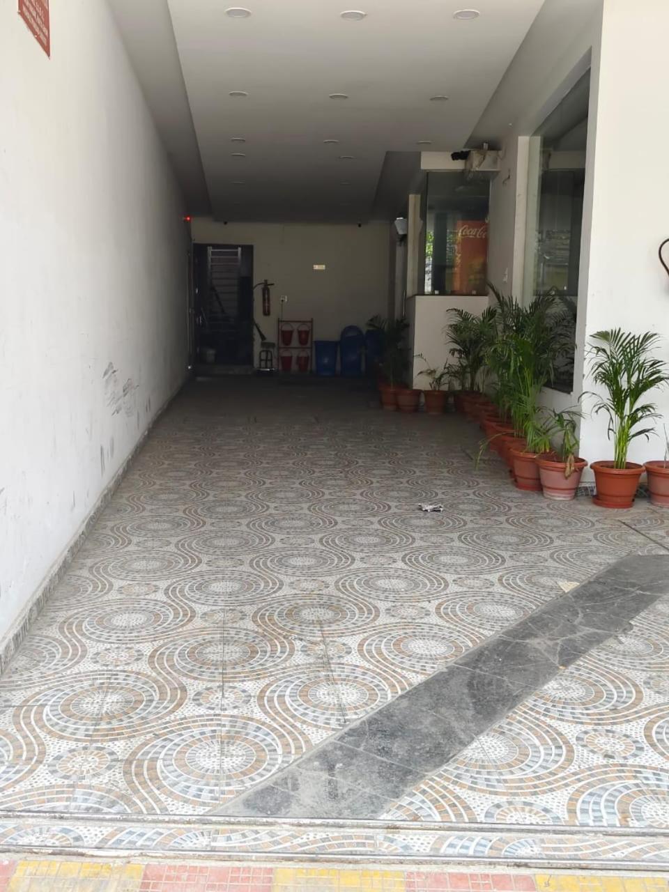 Treebo Royal Empire Adarsh Nagar, Chandigarh Hotel Bagian luar foto